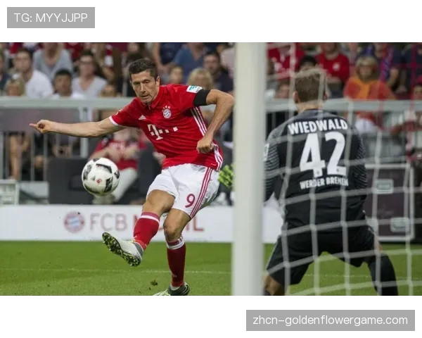特写:进球后,莱万多夫斯基手指太阳穴,向为其压迫创造机会的佩德里致谢